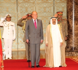 Su Majestad el Rey es recibido por Su Alteza el Jeque Sabah Al-Ahmad Al-Jaber Al-Sabah, Emir del Estado de Kuwait